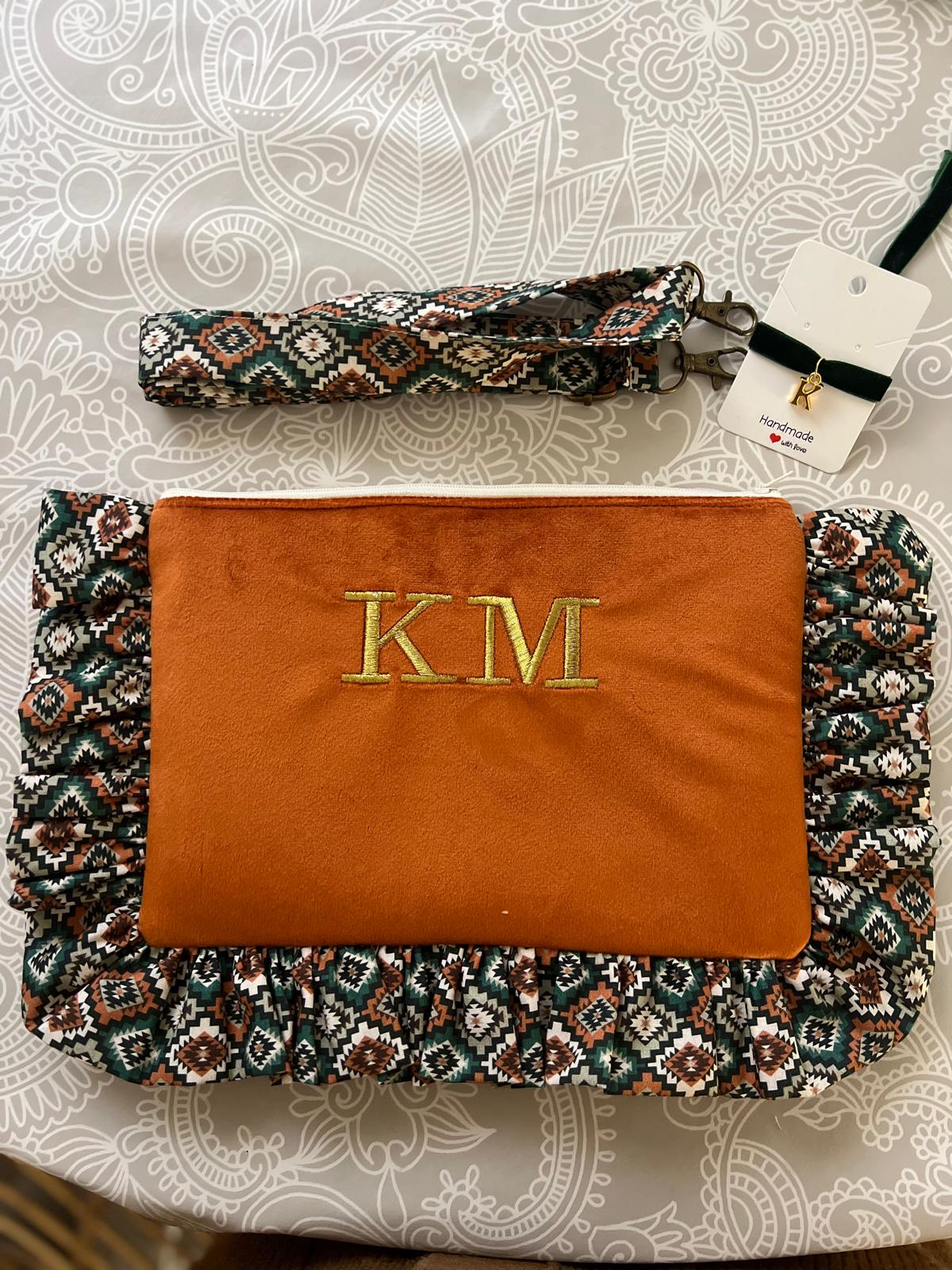 Bolso en terciopelo y volantes con bordado personalizado - Contactar por WhatsApp