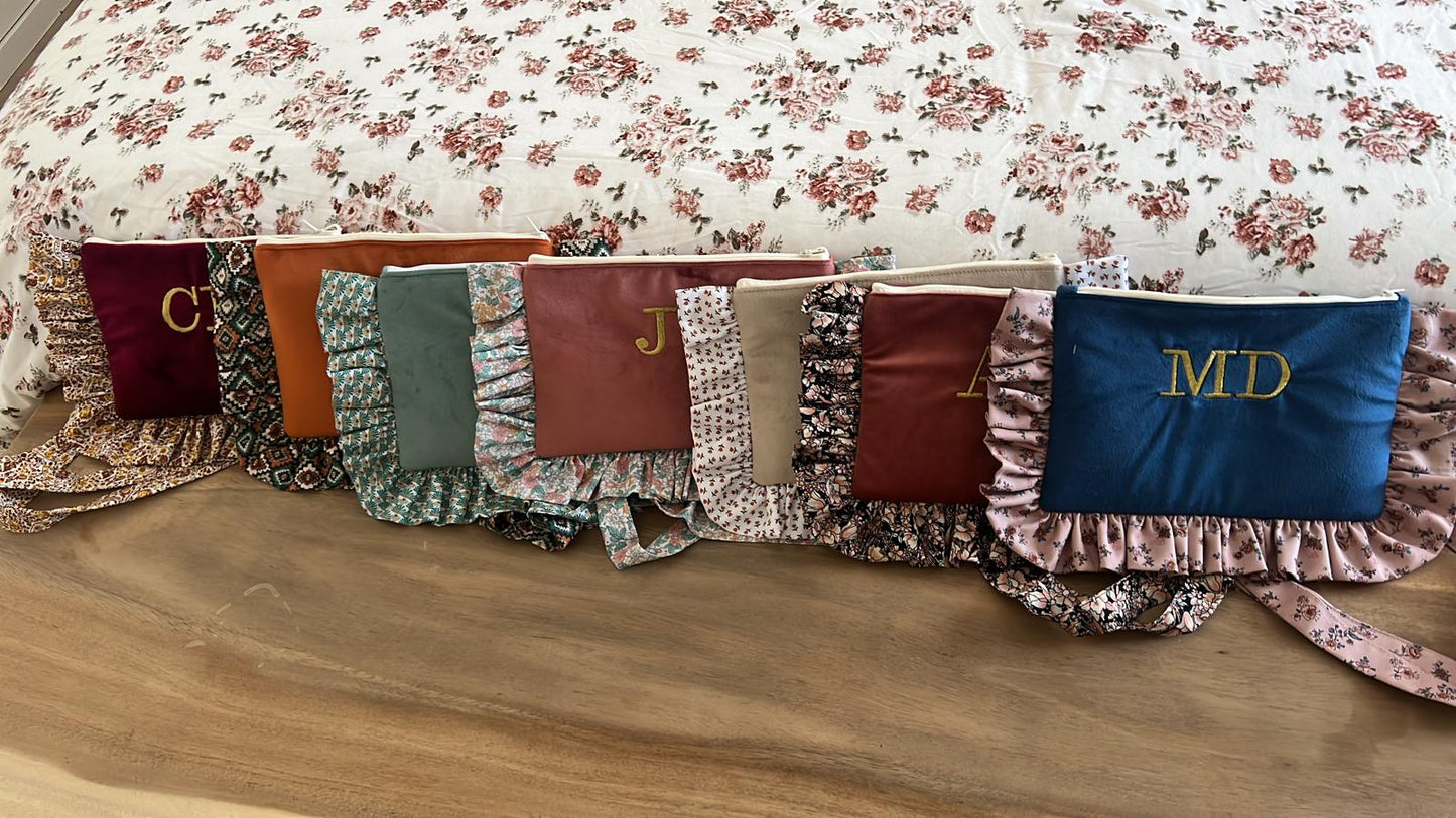 Bolso en terciopelo y volantes con bordado personalizado - Contactar por WhatsApp