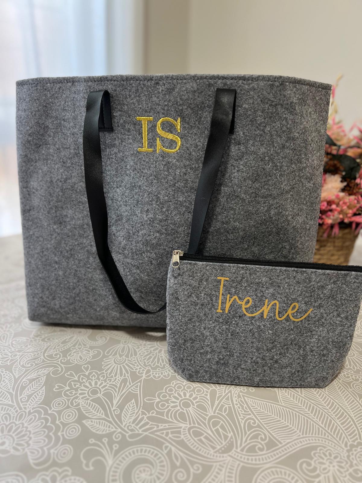 Bolsos fieltro gris con iniciales bordadas