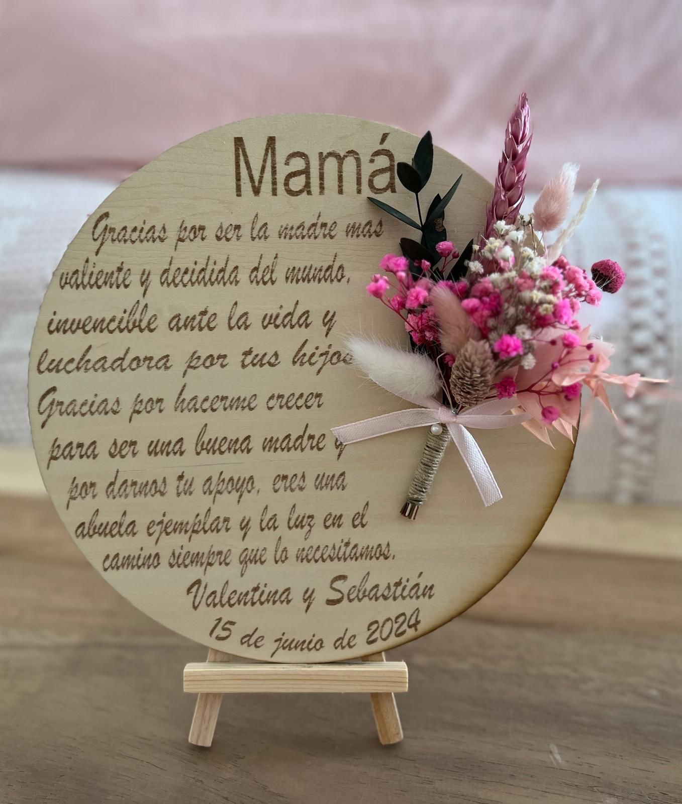 Paca de madera con flor preservada